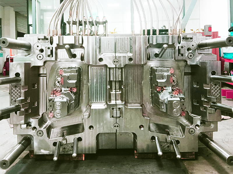 plastic mold manufacturing injection molding automotive light housing