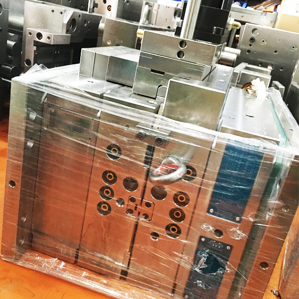 plastic mold manufacturer