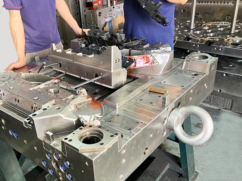 TONGDA LINK After-Sales Services At TONGDA LINK, we believe that our commitment to excellence doesn’t end with delivery. We offer comprehensive after-sales services to ensure your complete satisfaction and the optimal performance of our plastic molds.