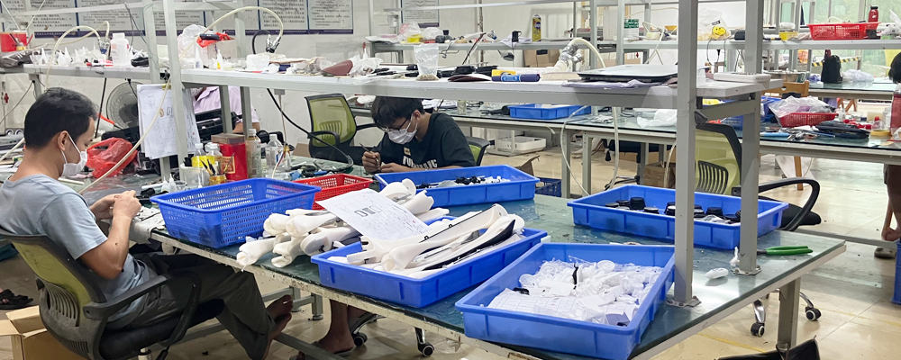 TONGDA LINK is the expert in the prototyping, we will repair the silicone casted parts step by step