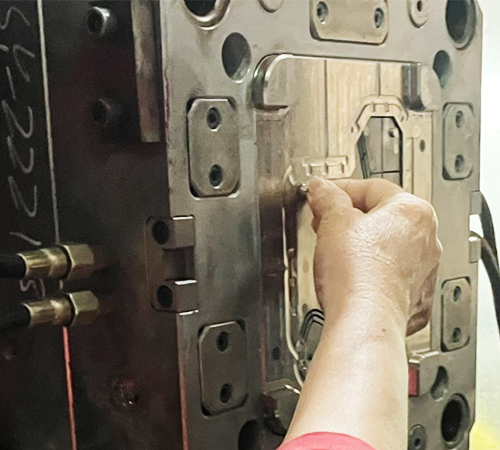 Insert Molding: Prioritize for: Projects requiring embedded metal parts (e.g., screws, connectors) or functional parts (sensors, threaded inserts).