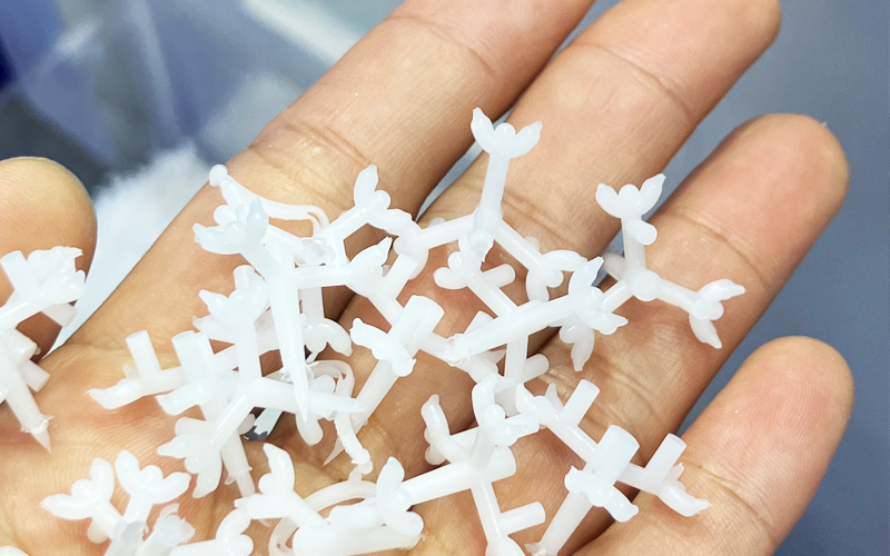 By adopting cutting-edge microinjection molding solutions, TONGDA LINK helps customers minimize production costs for small-scale plastic products, driving higher margins and competitive advantages.