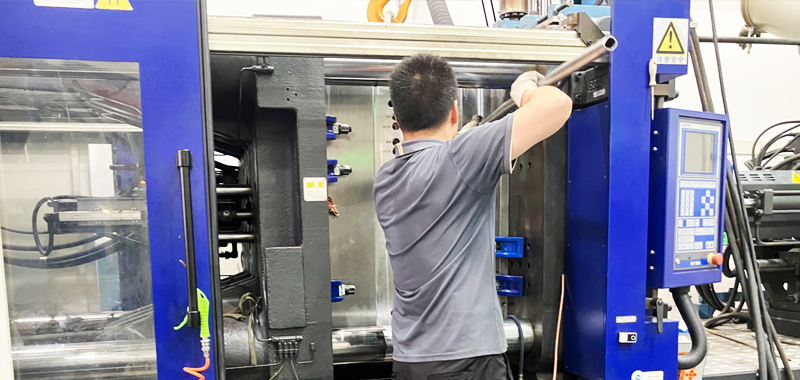 Haitian two-color injection molding machine with rotary table for 2K mold trial and validation